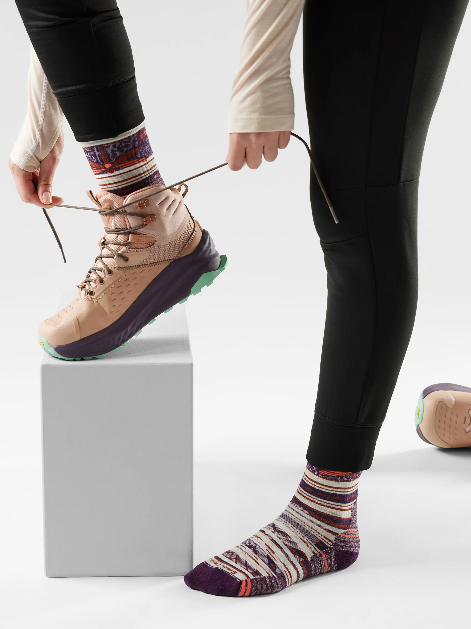 Smartwool Womens Hike Targeted Cushion Dragon Stitch Mid Crew Socks - Image 2